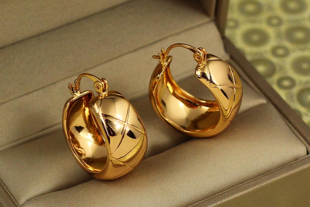 Серьги кольца Хuping Jewelry широкие гравировки ромб 2,5 см Золотистый (26500061)