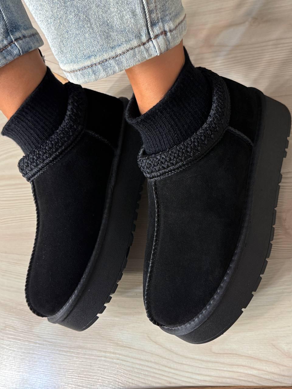 Угги женские Hengji 90-1 с носком и вышивкой натуральная замша р. 40 Черный (4953) Угги женские Hengji 90-1 с носком и вышивкой натуральная замша р. 40 Черный (4953)