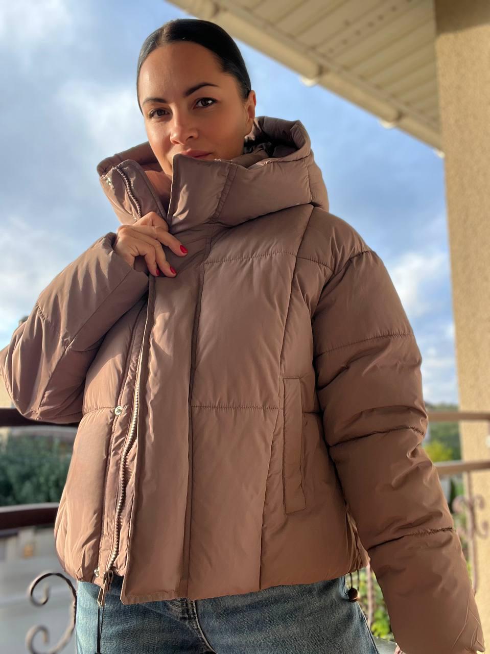 Куртка женская Lady Yep 9068 оверсайз укороченная надпись впереди с капюшоном OS Капучино (2947) - фото 2