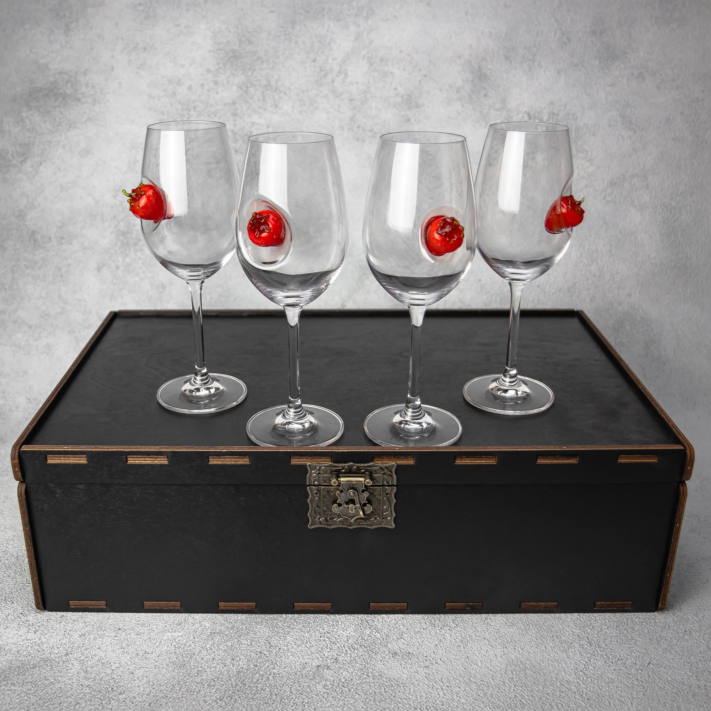 Набор VSKLO на 4 бокала для вина с клубникой 350 мл (31516251)