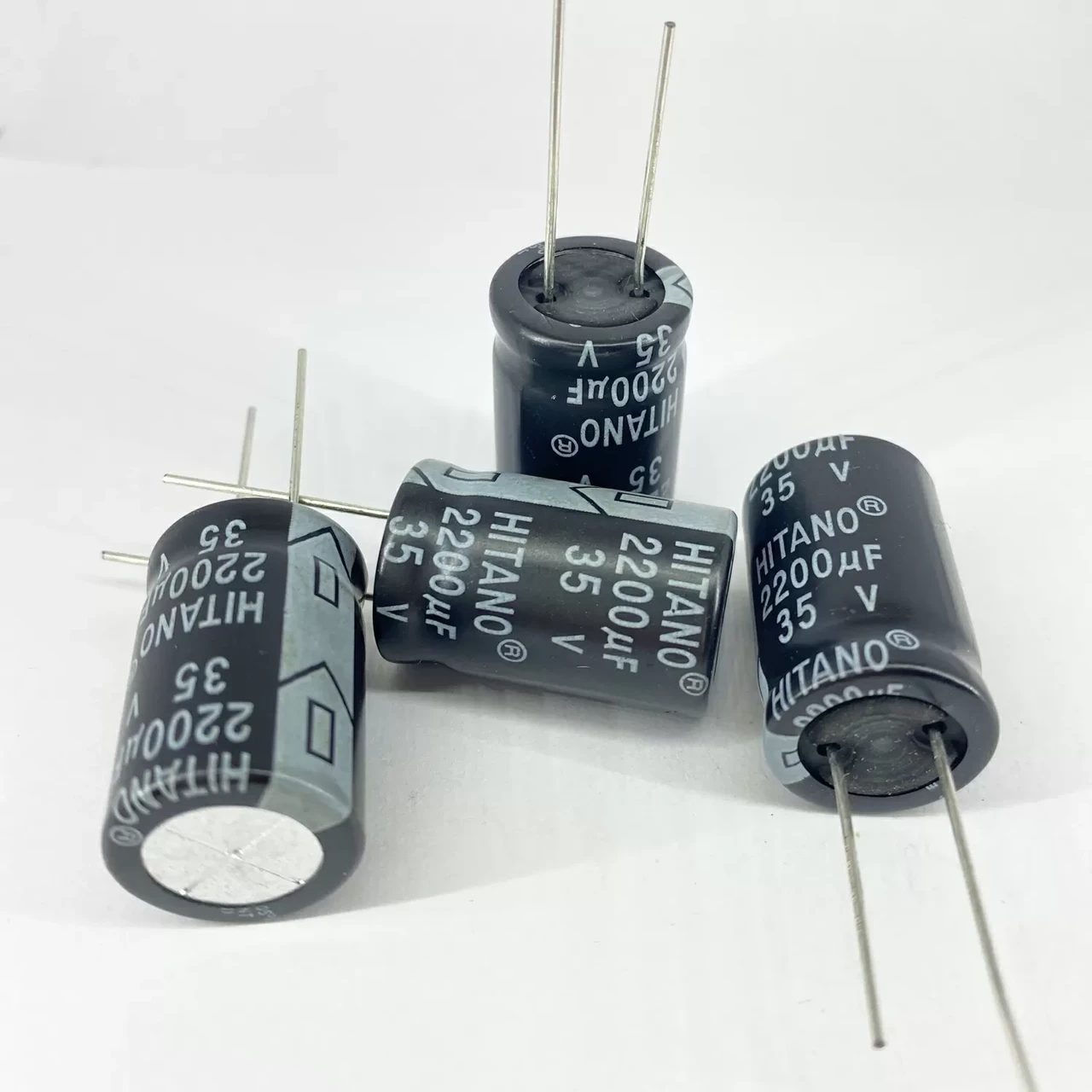 Конденсатори електролітичні HITANO 2200 мкф 35V 16x26 мм 105 °C (1965011368)