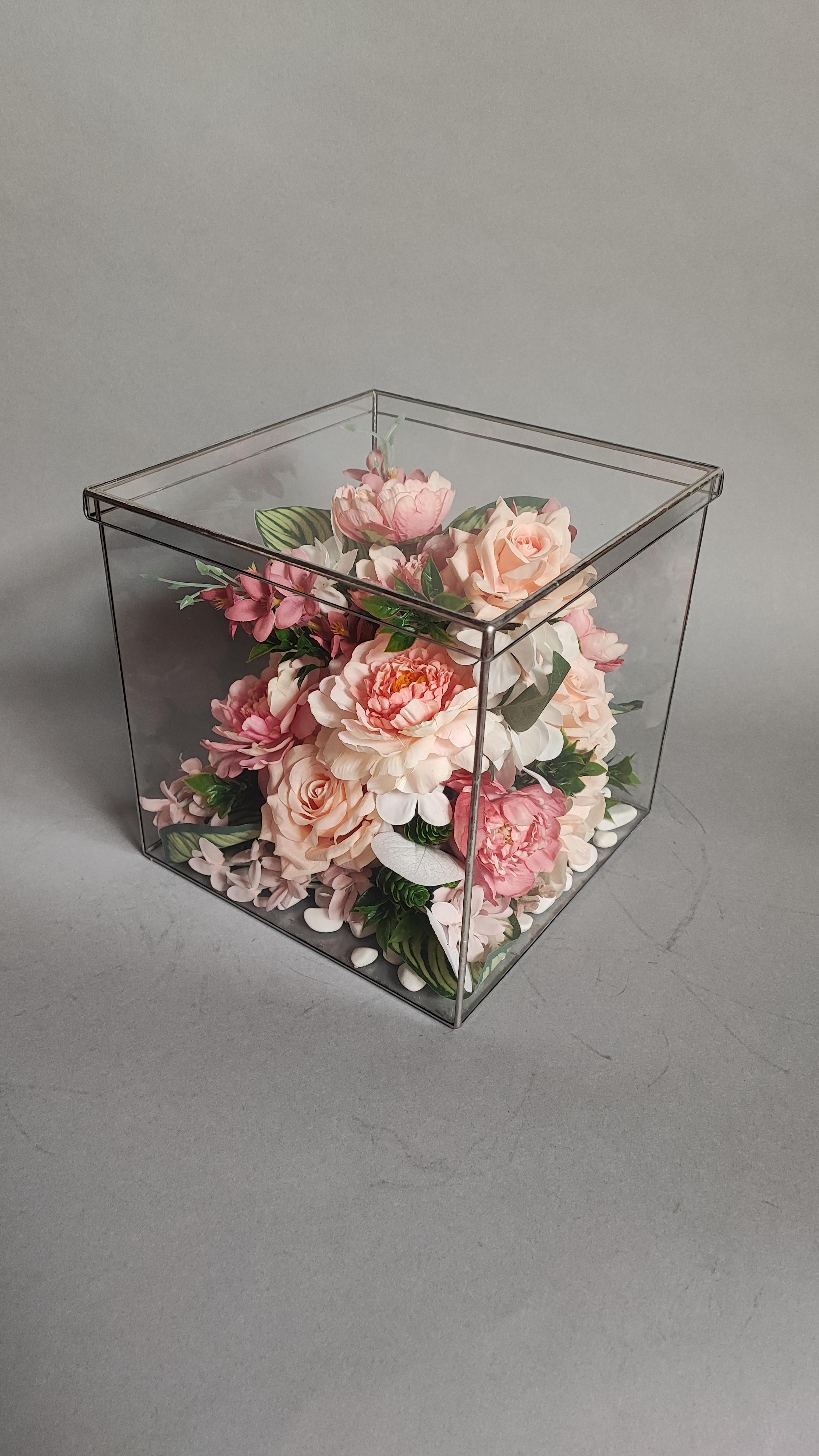 Искусственные цветы скорби траурные ритуальные под стеклом Светлая память куб 25х25х25 см