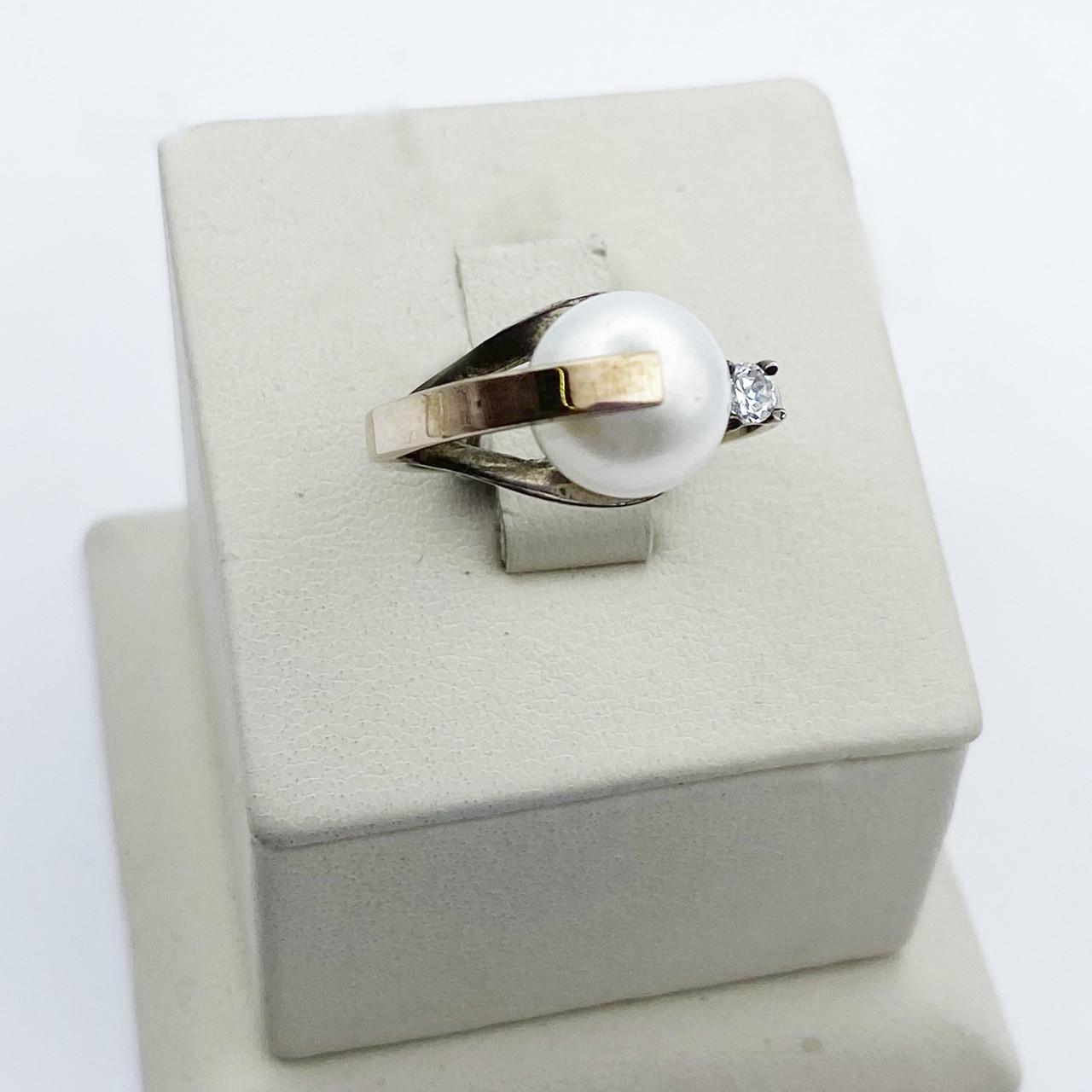 Кольцо серебряное с жемчугом и фианитом р. 18,5 3,66 г (1989711011)