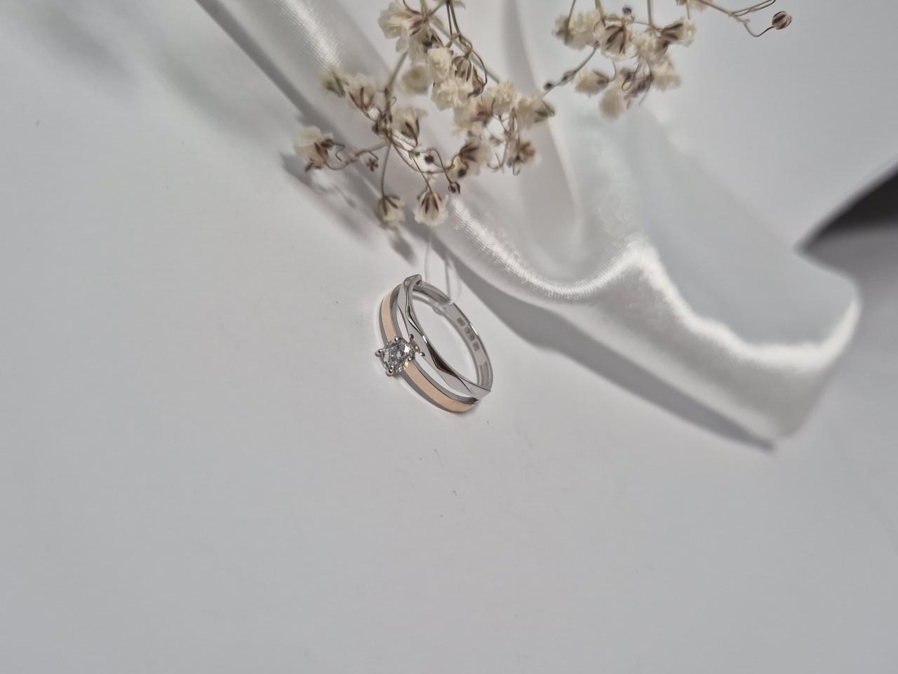 Кольцо с золотой пластиной с белым камнем. 17,5 925/375 пробы (1571)