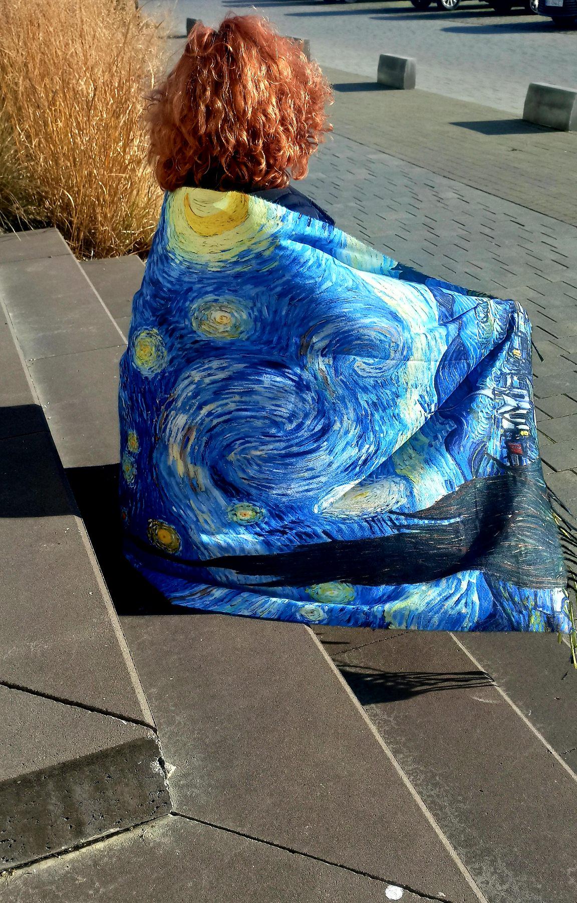 Палантин жіночий двосторонній з художнім принтом Зоряна ніч (000005) - фото 4 Палантин жіночий двосторонній з художнім принтом Зоряна ніч (000005) - фото 4