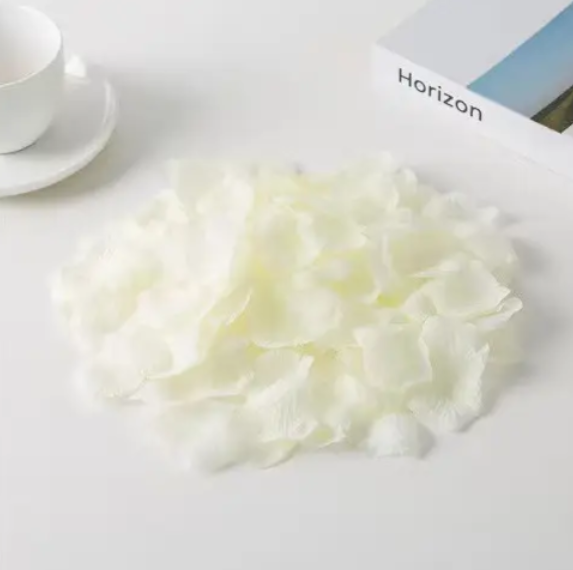 Пелюстки троянд штучні 200 шт. 45x45 мм Бежевий (31461) - фото 4 Пелюстки троянд штучні 200 шт. 45x45 мм Бежевий (31461) - фото 4