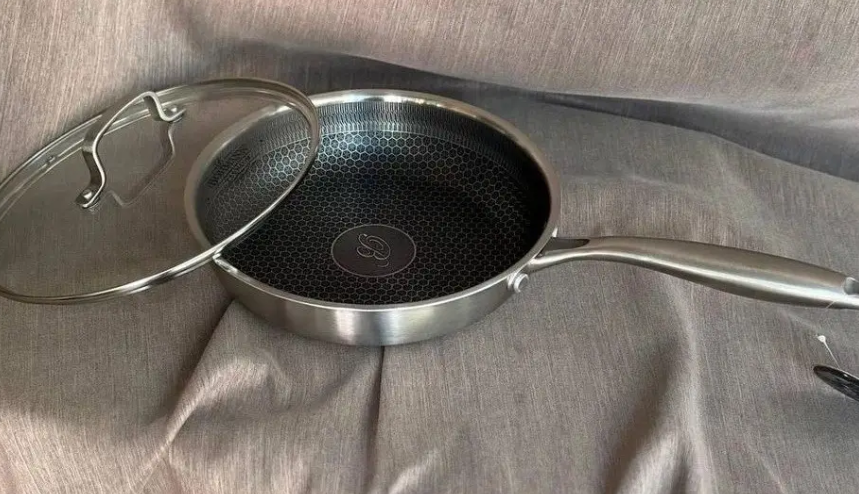 Сковорода зі скляною кришкою Bohmann Premium з нержавіючої сталі з стільниковою структурою 24 см (BP 4000-24) - фото 7 Сковорода зі скляною кришкою Bohmann Premium з нержавіючої сталі з стільниковою структурою 24 см (BP 4000-24) - фото 7