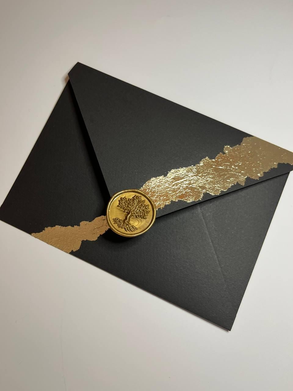 Конверт з дизайнерського паперу 15х11 см з печаткою та позолотою на клейкій застібці Чорний (1950067790)