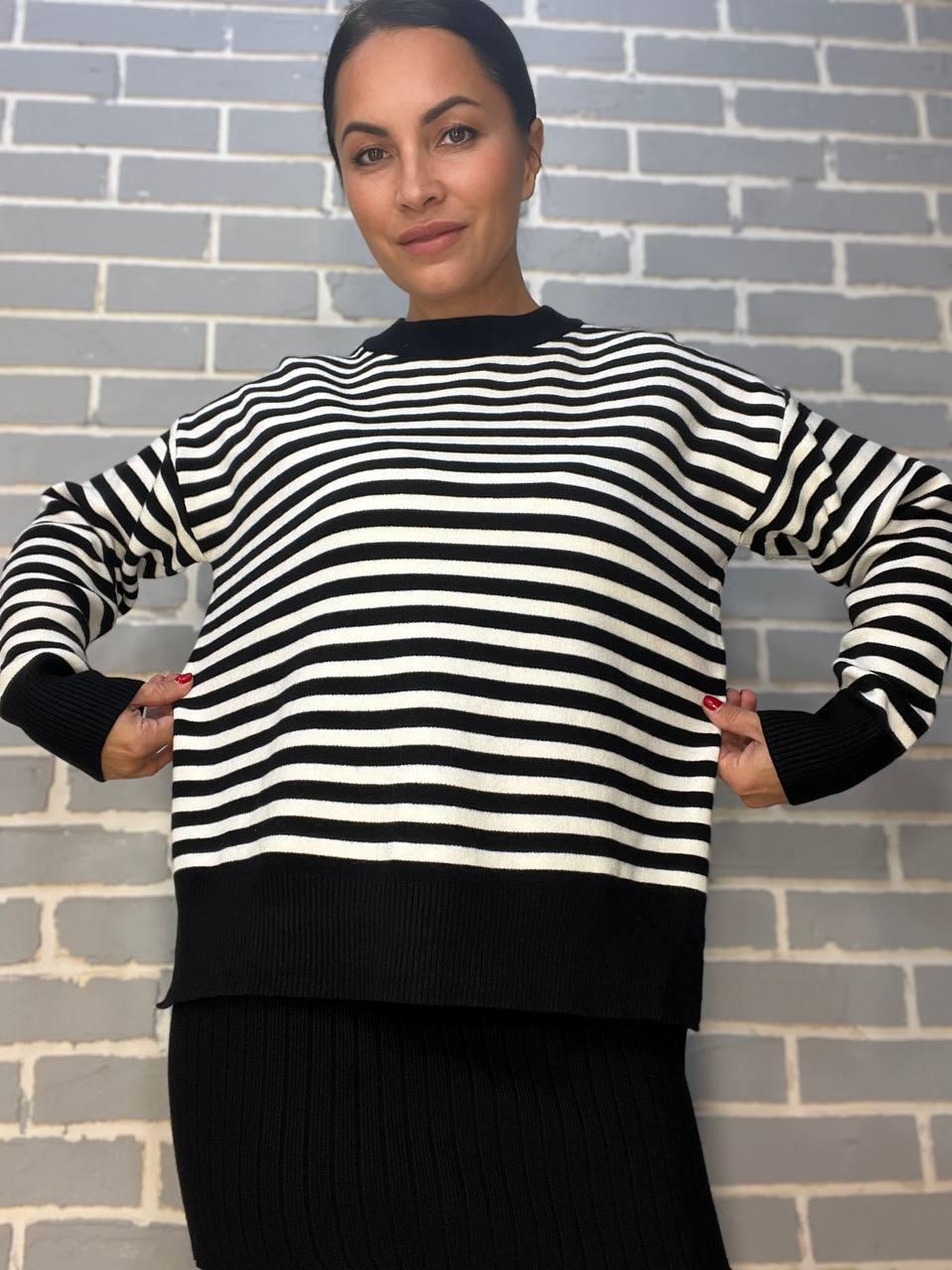 Свитер женский ACCORDDREAM 9880 полоса оверсайз разрезы по бокам р. 44-48 Черный (3022) - фото 6 Свитер женский ACCORDDREAM 9880 полоса оверсайз разрезы по бокам р. 44-48 Черный (3022) - фото 6