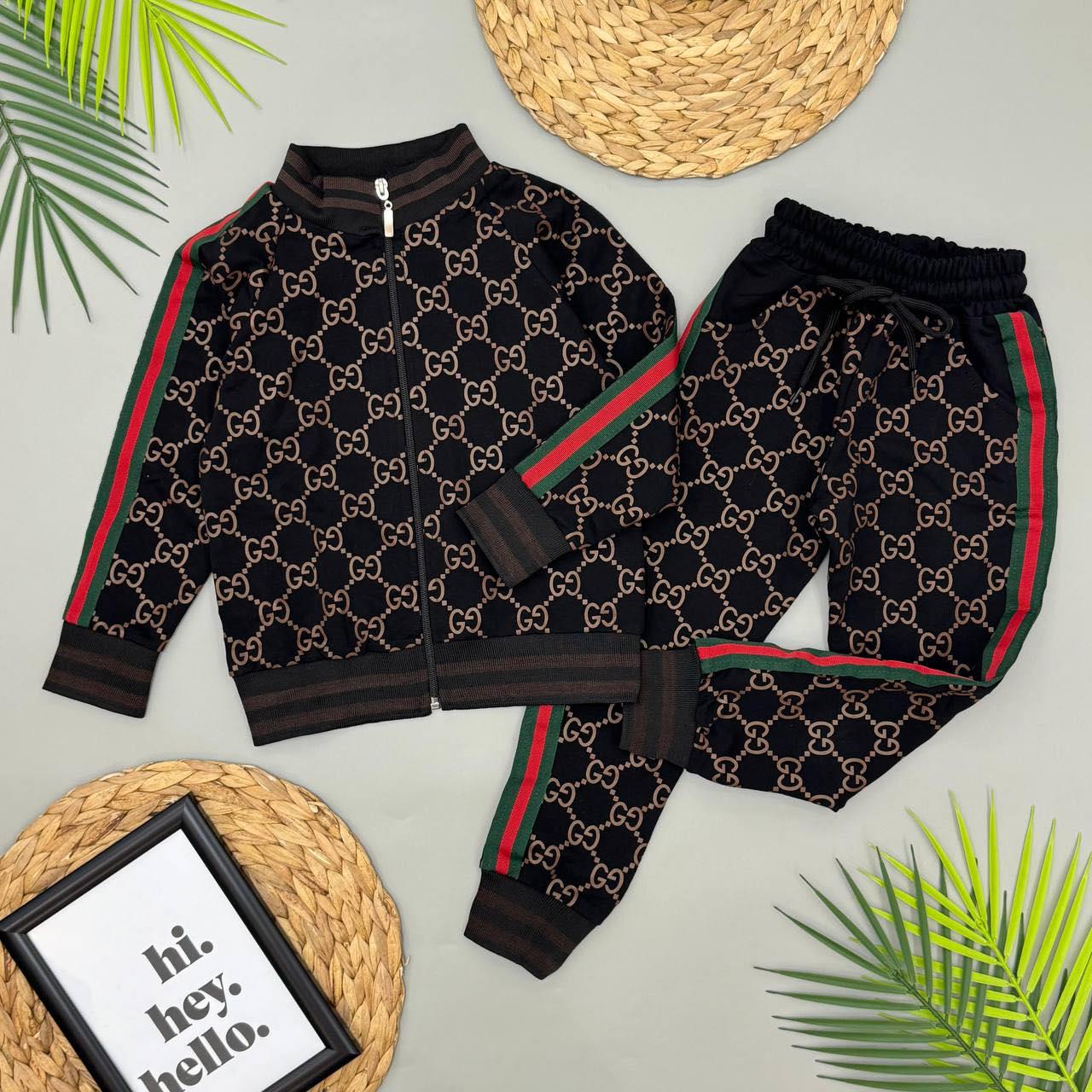 Костюм для мальчика GUCCI сопка и джогеры 146 см Черный (33087449) Костюм для мальчика GUCCI сопка и джогеры 146 см Черный (33087449)