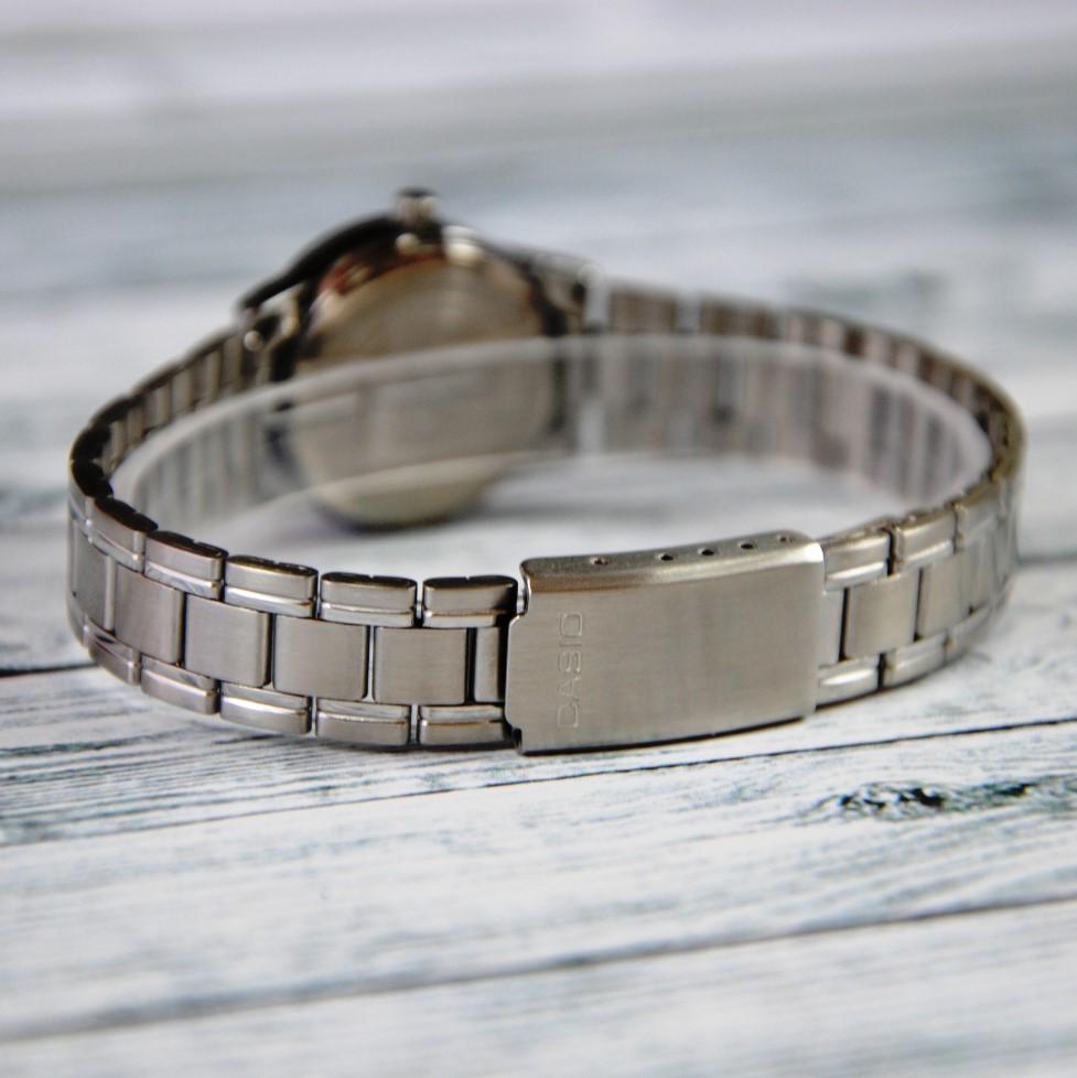 Наручний годинник жіночий Casio LTP-V002D-2BUDF d 25 мм Срібний/Блакитний (2458901374) - фото 6 Наручний годинник жіночий Casio LTP-V002D-2BUDF d 25 мм Срібний/Блакитний (2458901374) - фото 6