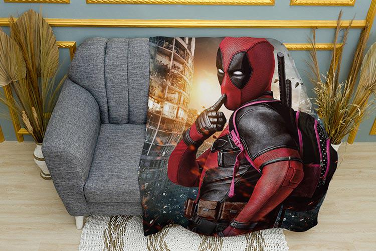Плед Deadpool оn the background of the city Marvel плюш одношаровий 150х210 см (113398-1)