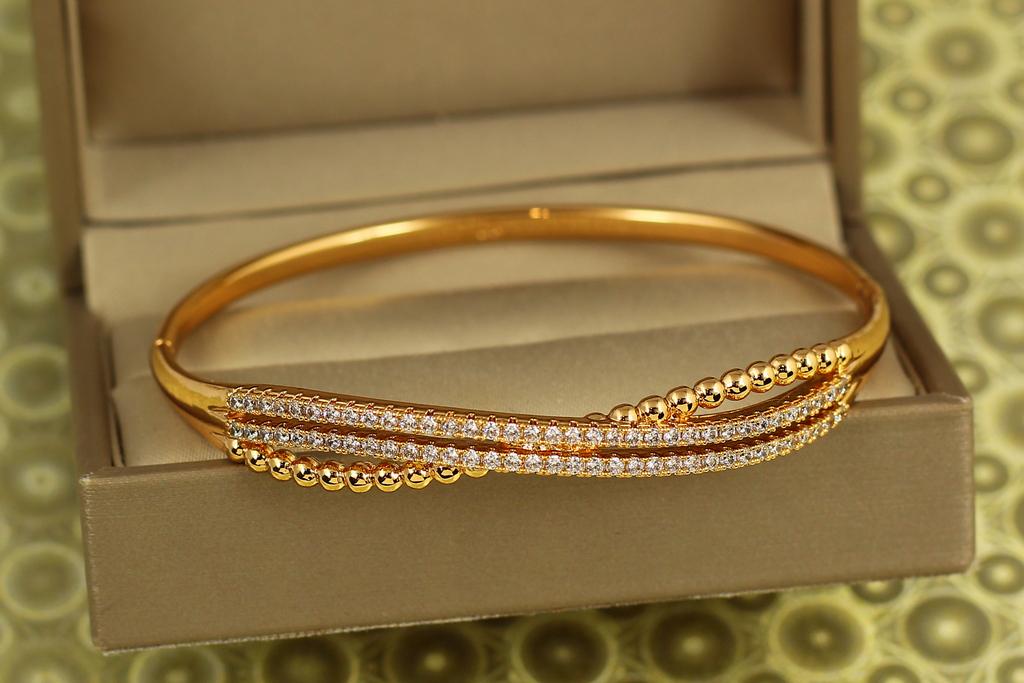 Браслет бенгл Xuping Jewelry Метеорный поток 60 мм 17-19 см Золотистый (30775960)