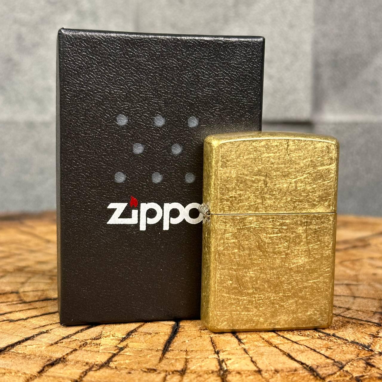 Зажигалка бензиновая ZIPPO Classic Street Brass в подарочной упаковке - фото 2 Зажигалка бензиновая ZIPPO Classic Street Brass в подарочной упаковке - фото 2