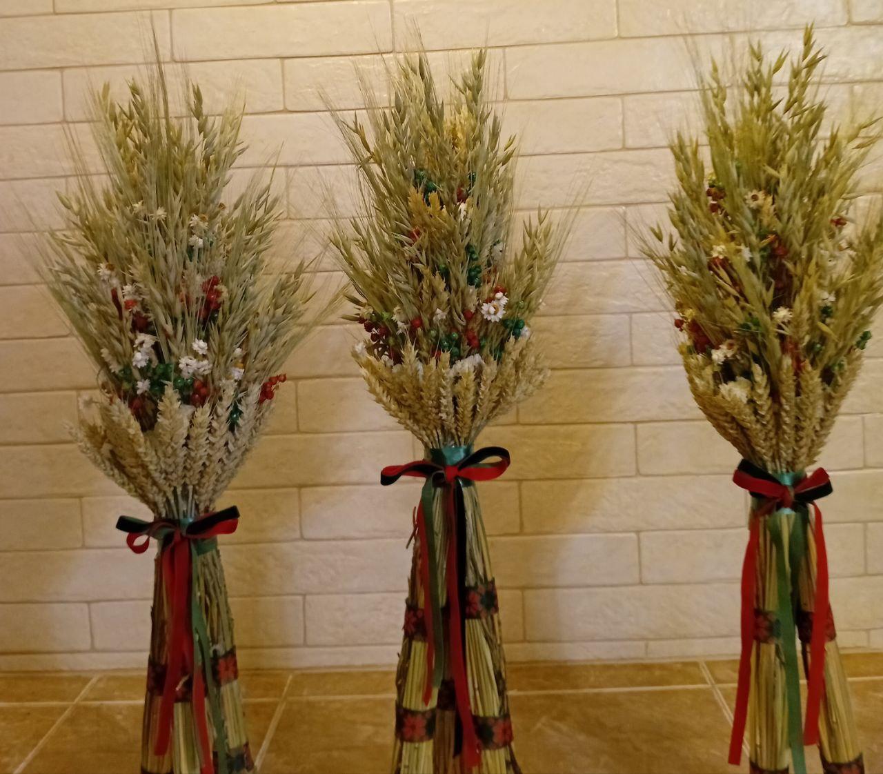 Дидух рождественский из колосья пшеницы/льна и овса на трех ножках 60-65 см с красно-зеленой лентой (2813778603) - фото 7 Дидух рождественский из колосья пшеницы/льна и овса на трех ножках 60-65 см с красно-зеленой лентой (2813778603) - фото 7