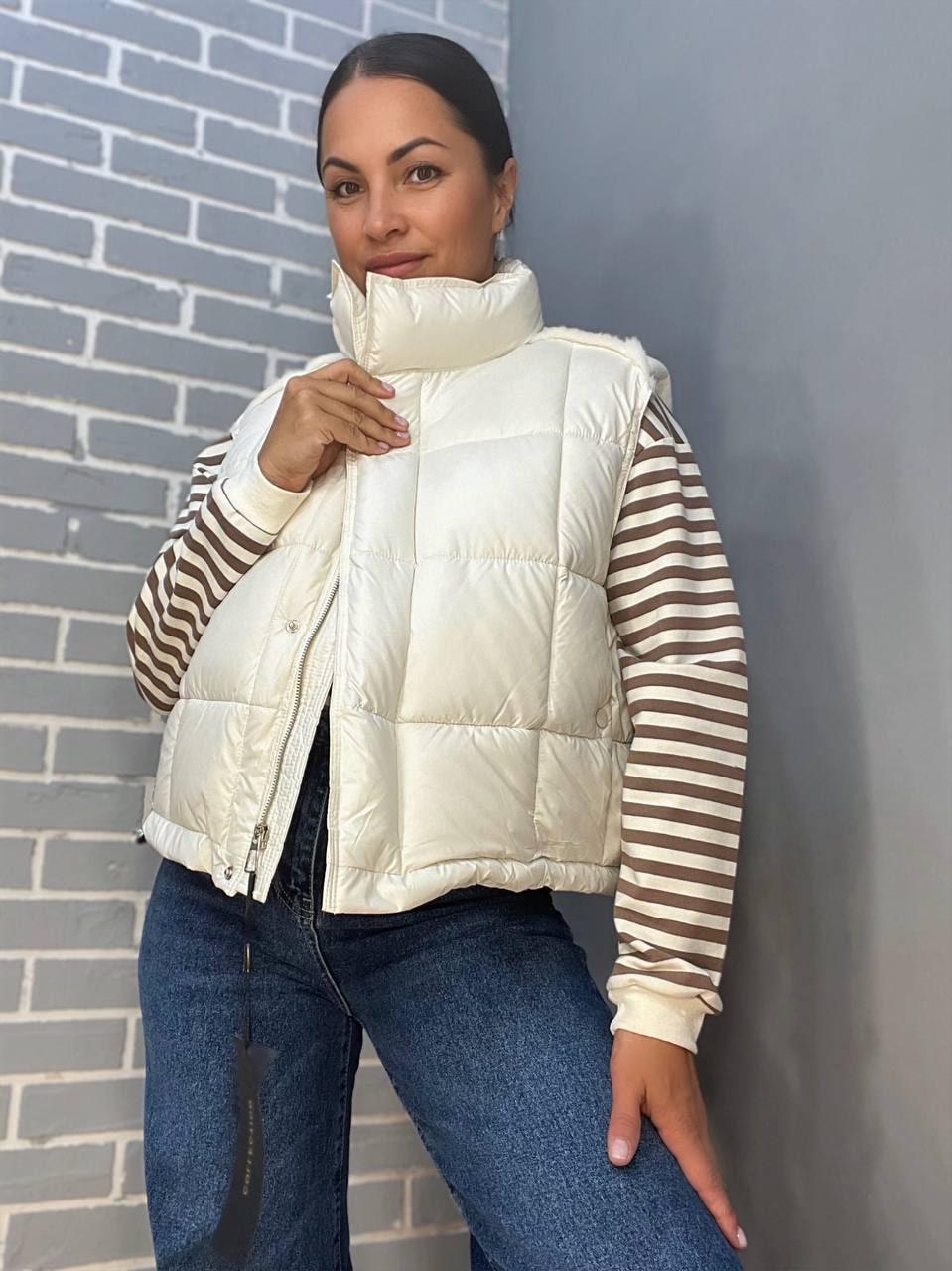 Жилетка жіноча Lady Yep 9039 стьобана коротка вставка з екошкіри на спині р. 46 Молочний (2645) - фото 8 Жилетка жіноча Lady Yep 9039 стьобана коротка вставка з екошкіри на спині р. 46 Молочний (2645) - фото 8