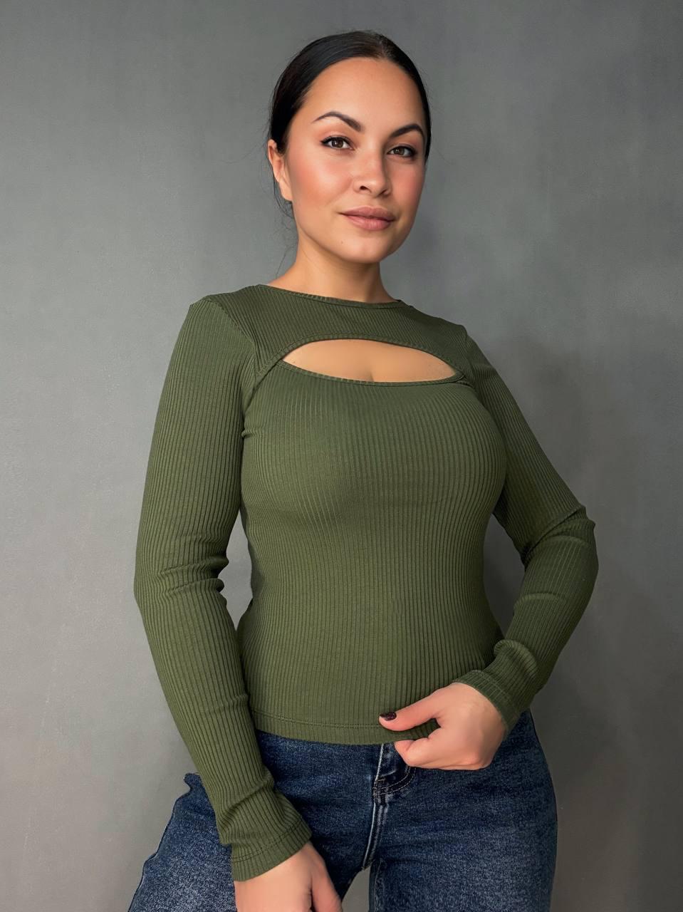 Лонгслів жіночий ITAKA 5370 гольф з акцентним вирізом на груді в рубчик OS Хакі (1173) - фото 5 Лонгслів жіночий ITAKA 5370 гольф з акцентним вирізом на груді в рубчик OS Хакі (1173) - фото 5