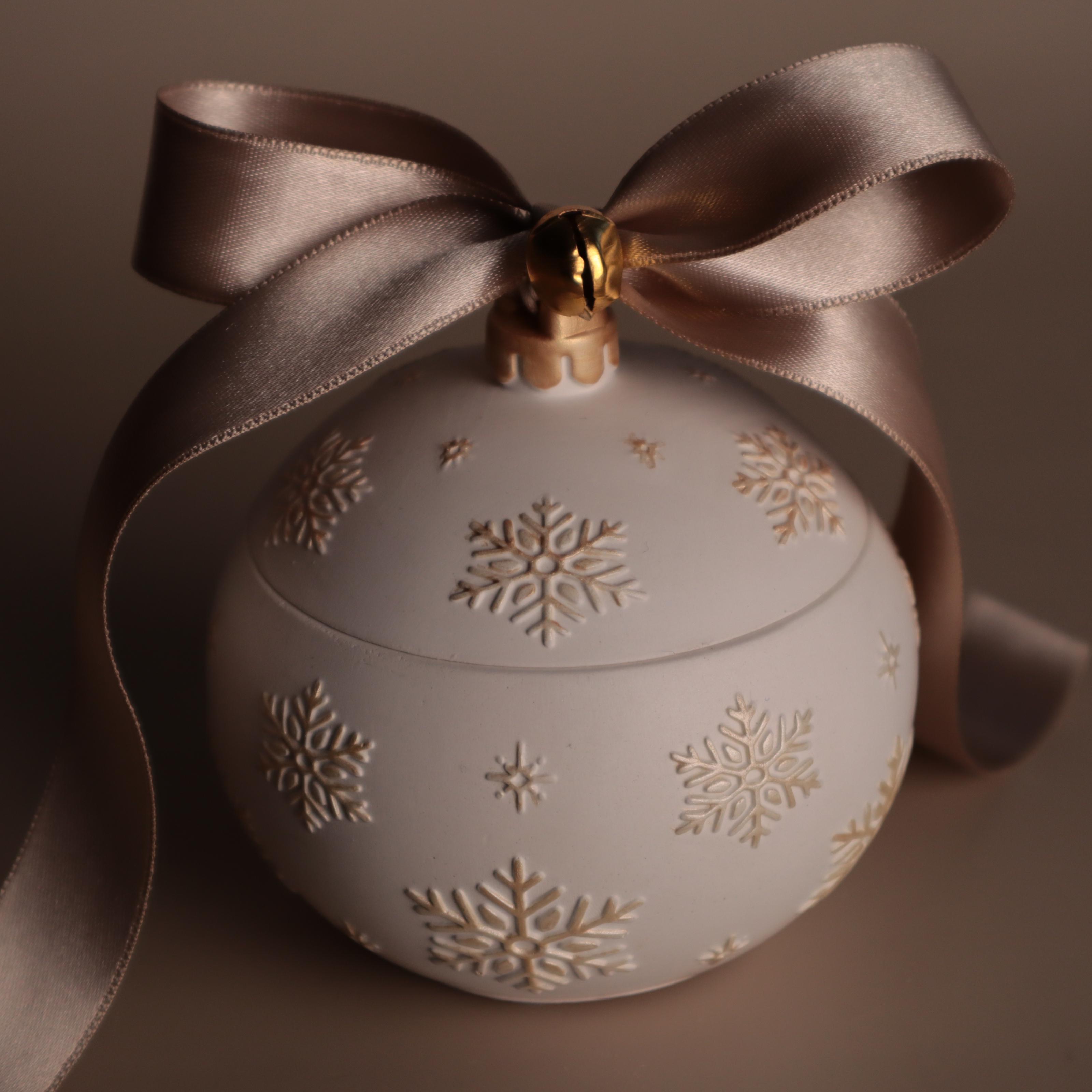 Аромасвічка соєва Wax Harmony Ваніль у гіпсовому кашпо Новорічна куля Сніжинка Білий (1000141)