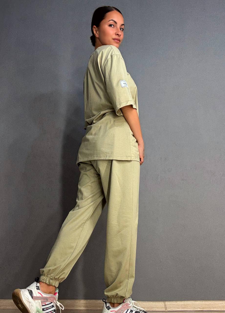 Костюм жіночий CAPPITONE 101212 футболка та брюки джоггери зі швом L Хакі (1694) - фото 4 Костюм жіночий CAPPITONE 101212 футболка та брюки джоггери зі швом L Хакі (1694) - фото 4