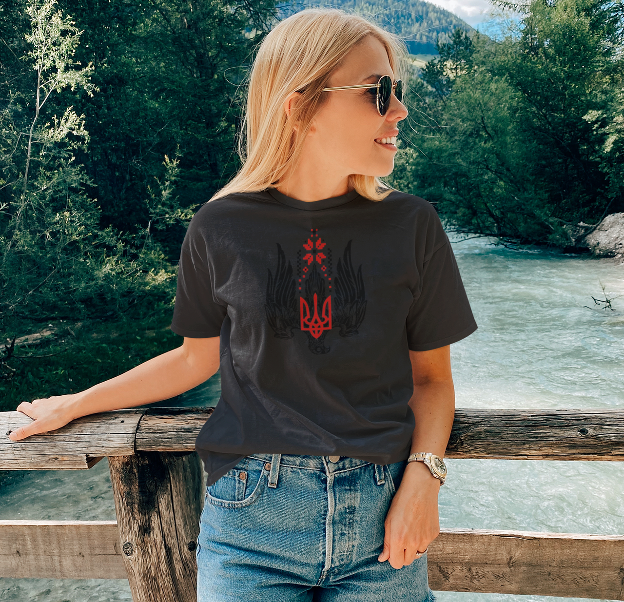 Футболка женская Mishe 11000041 Патриотическая с рисунком Тризуба XXXL Черный (11000041_7)
