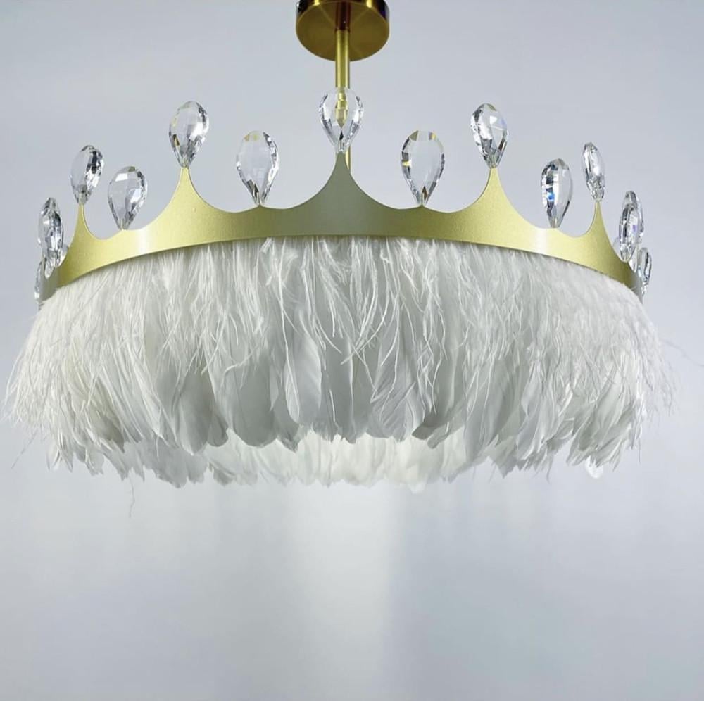 Люстра в виде короны с хрустальными камешками и объемными перьями 35 см (AS 134)