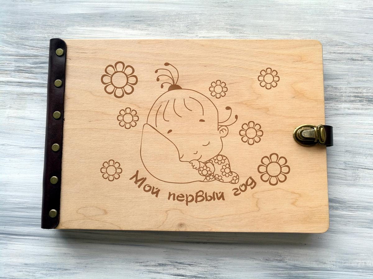 Альбом для дитячих фотографій WoodPresent Мій перший рік в дерев'яній обкладинці для дівчинки 40 аркушів Світле дерево