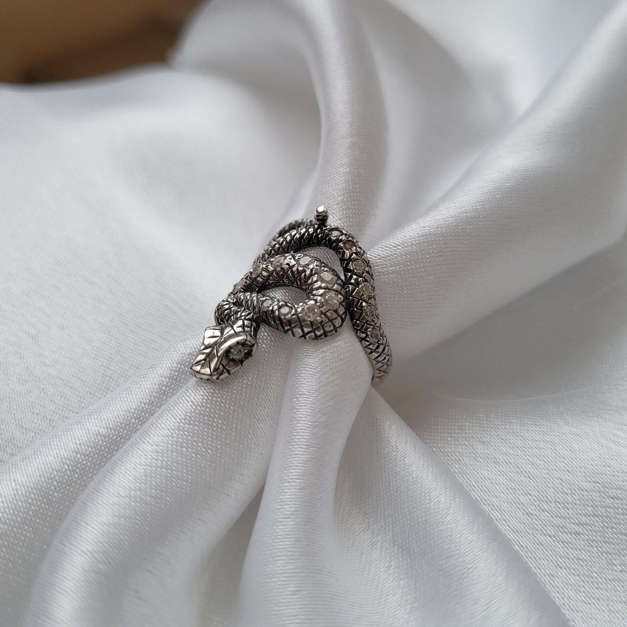 Кольцо женское из серебра Змея вставка кубического циркония 925 проба р. 17 5,10 г (1810)