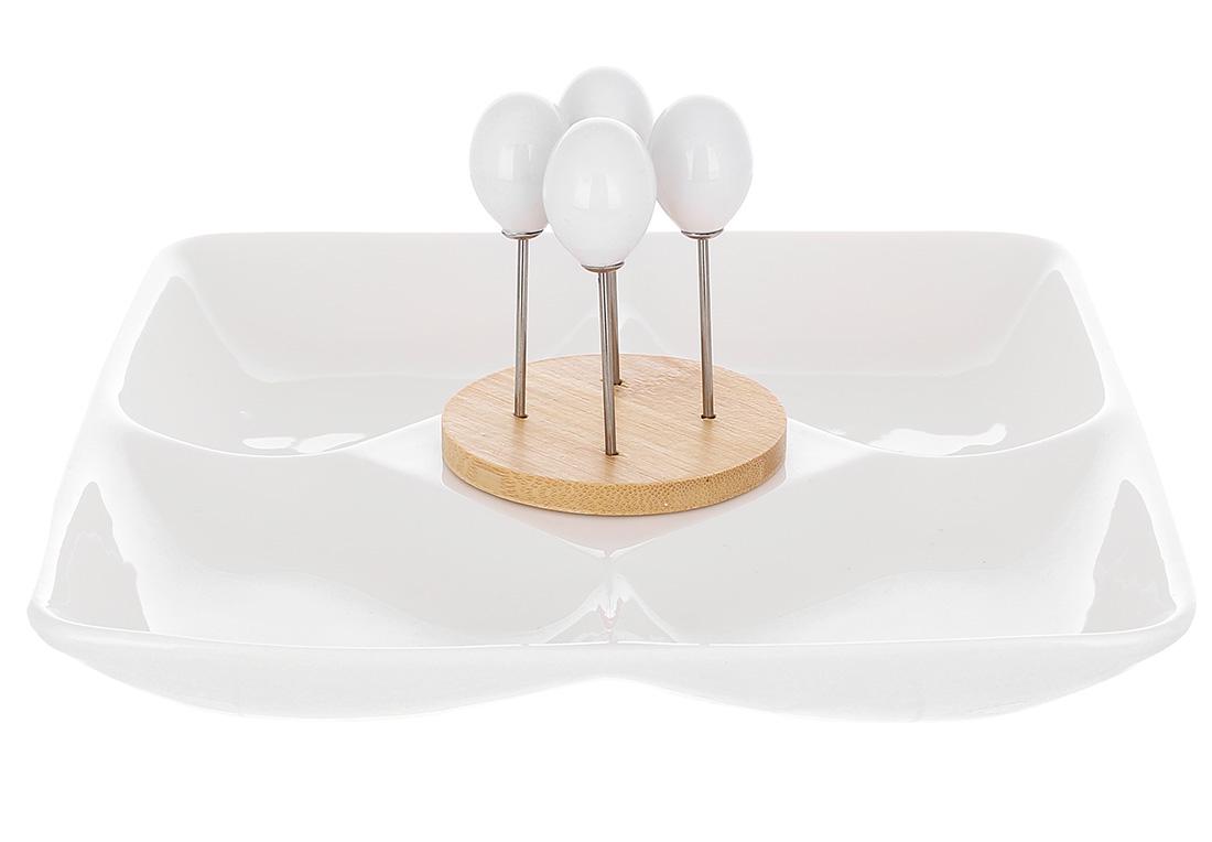 Блюдо фарфоровое BonaDi для закусок с бамбуковой подставкой и стиками 20х20х3 см (990-103) Блюдо фарфоровое BonaDi для закусок с бамбуковой подставкой и стиками 20х20х3 см (990-103)