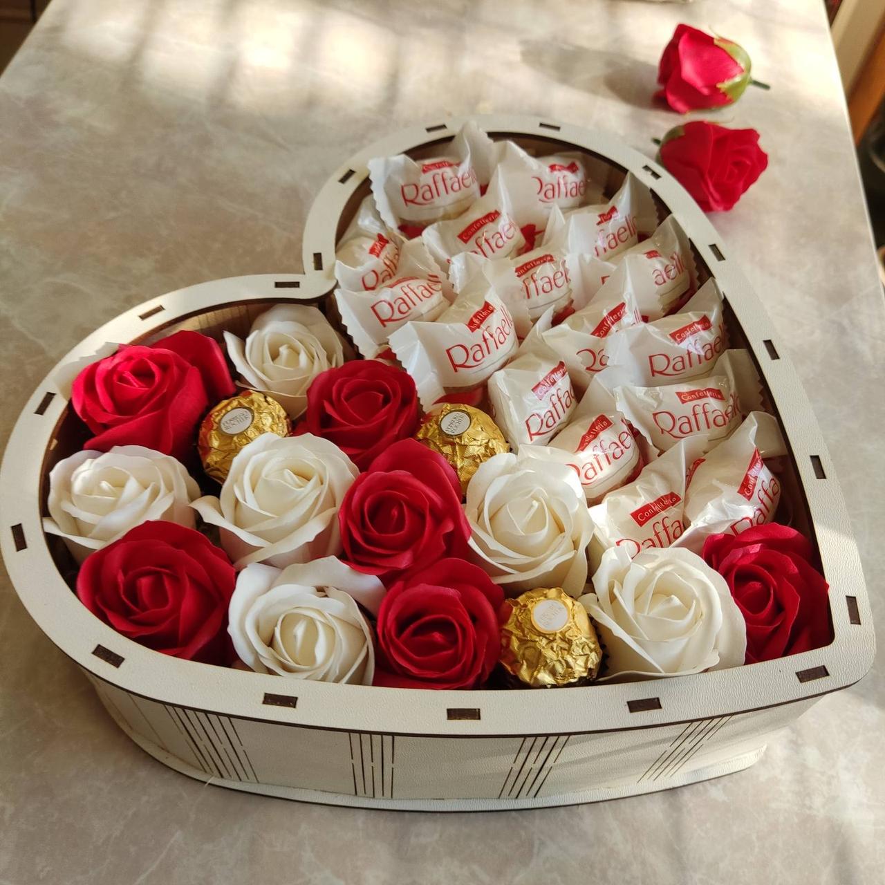 Бокс из конфет Ferrero Raffaello и роз для девушки на день рождения/день влюбленных/8 марта (ar44) - фото 2