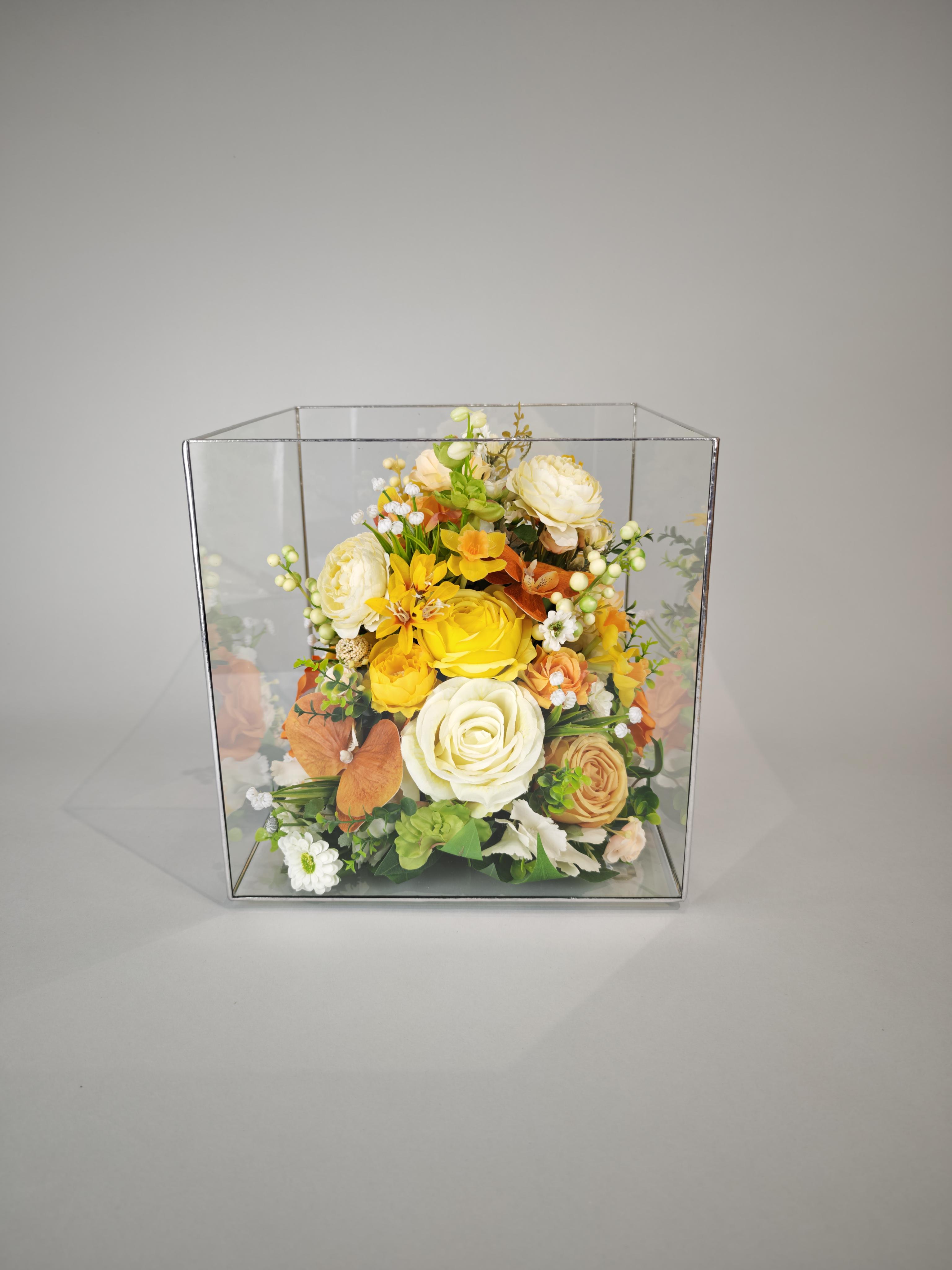 Штучні квіти скорботи жалобні Світло пам'яті ритуальні під склом куб 30х30х30 см