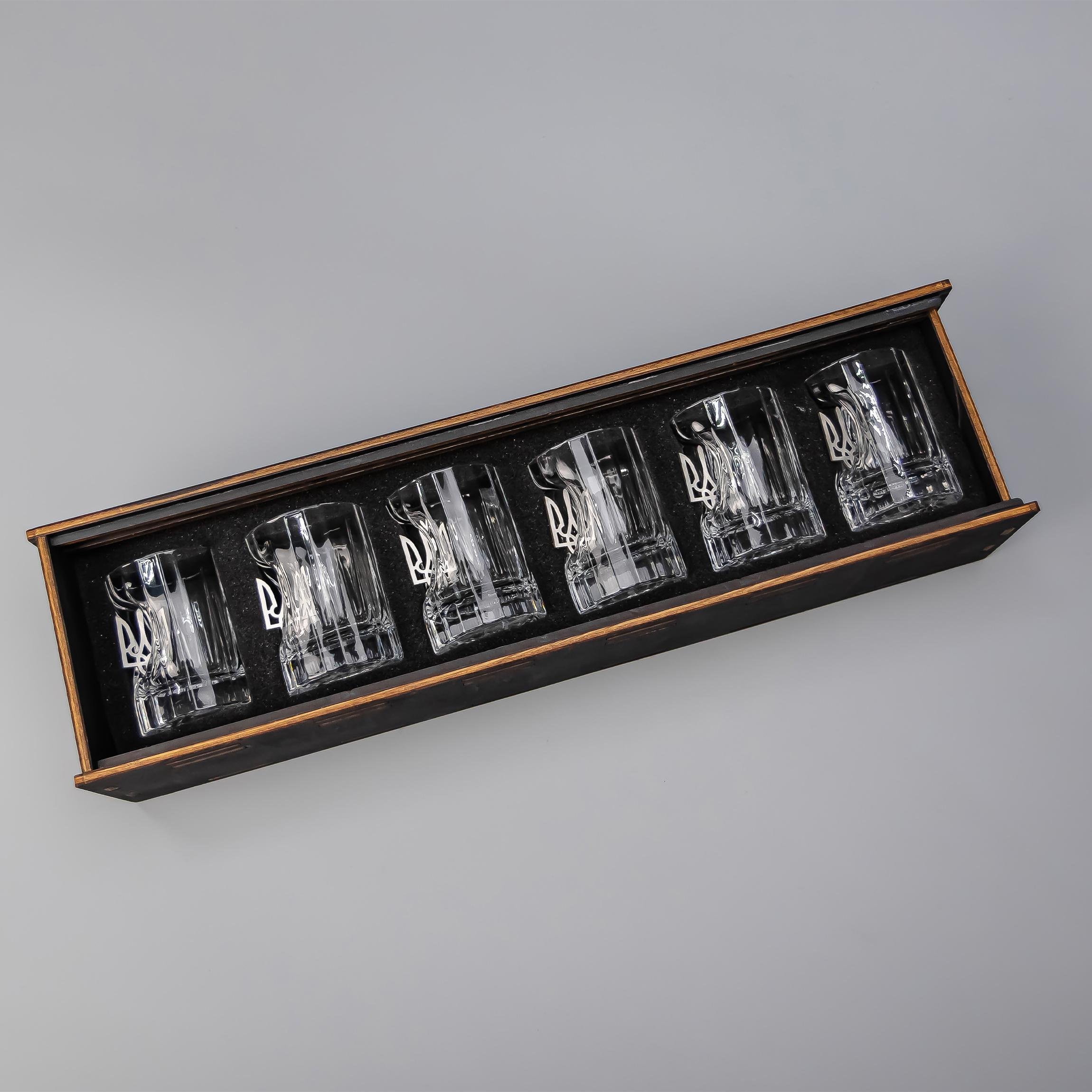 Набор хрустальных граненых рюмок с гербами с упаковкой (24846741)