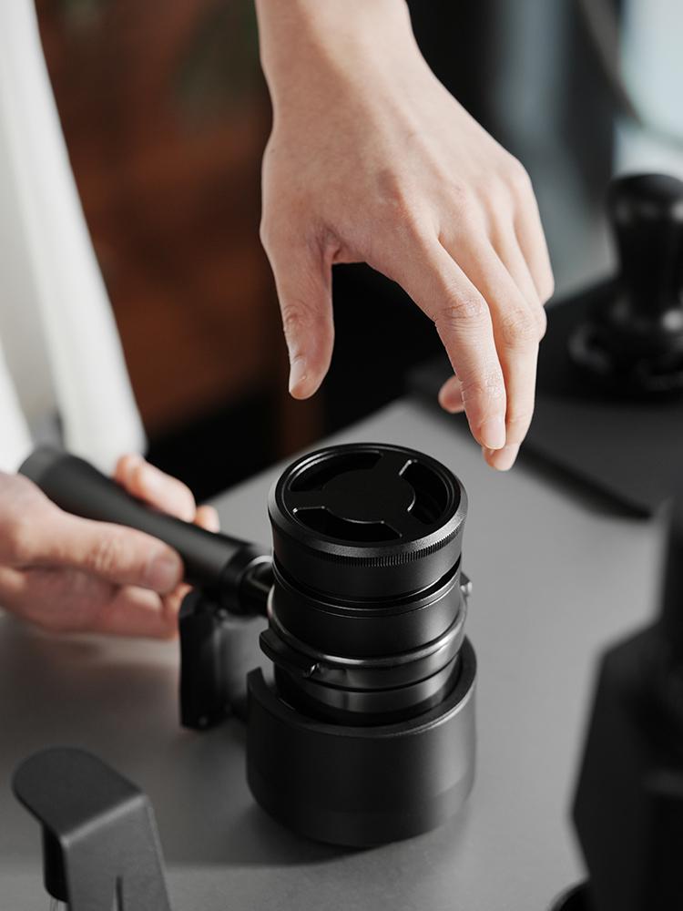 Вирівнювач кави MHW-3BOMBER Astra Collection Effcient Gravity-Driven Distributor 53,35 мм Чорний (T7020-OS) - фото 6 Вирівнювач кави MHW-3BOMBER Astra Collection Effcient Gravity-Driven Distributor 53,35 мм Чорний (T7020-OS) - фото 6