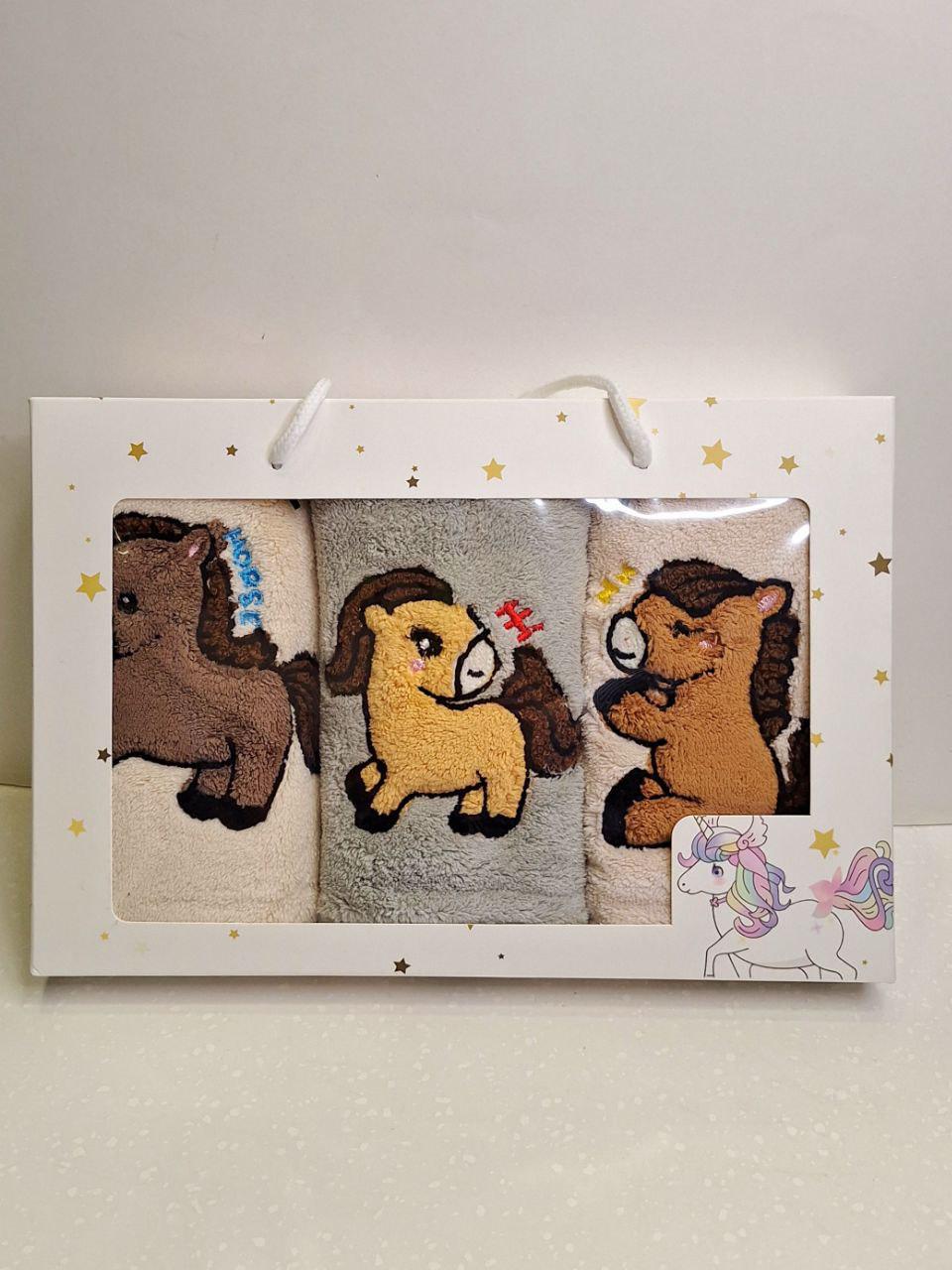 Набор подарочных полотенец Colorful Home 3 шт. с петелькой из микрофибры 25х50 см Лошадки (1523)