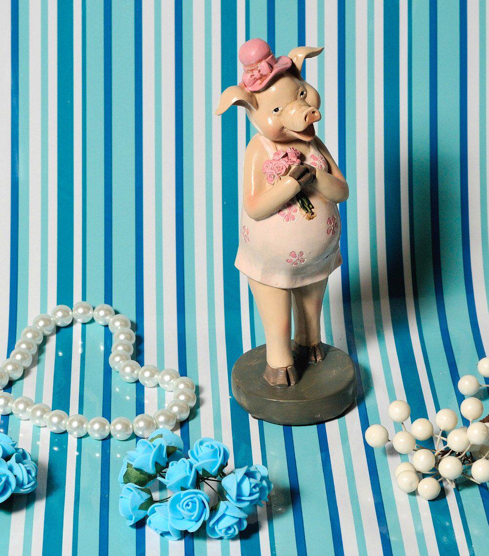 Статуэтка декоративная Свинка с букетом в розовом (2462)