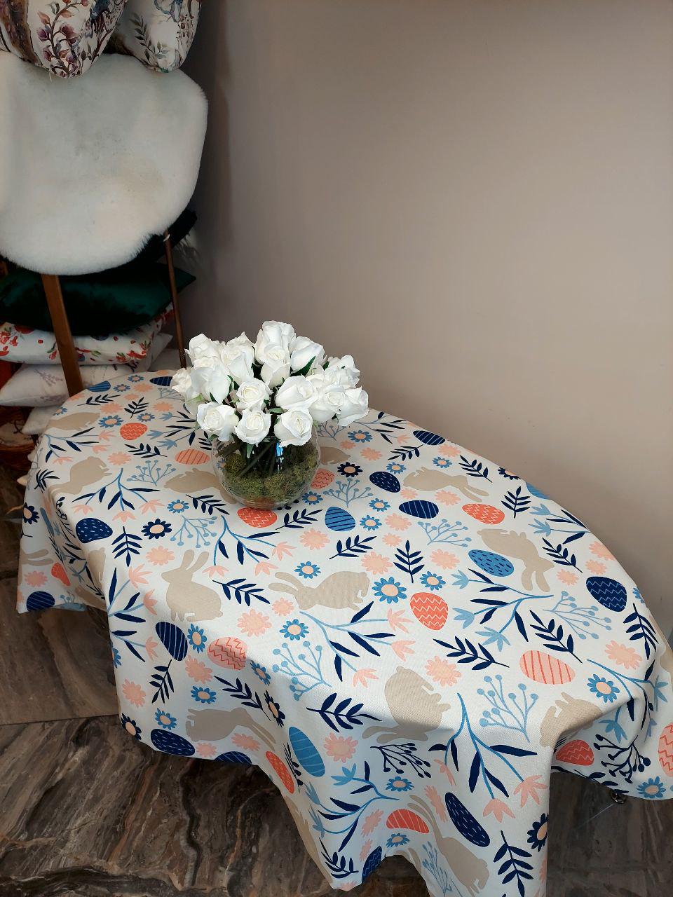 Скатертина водовідштовхувальна Le maison de Garny Кролики з блакитними крашанками 90x130 см (06-12241) Скатертина водовідштовхувальна Le maison de Garny Кролики з блакитними крашанками 90x130 см (06-12241)