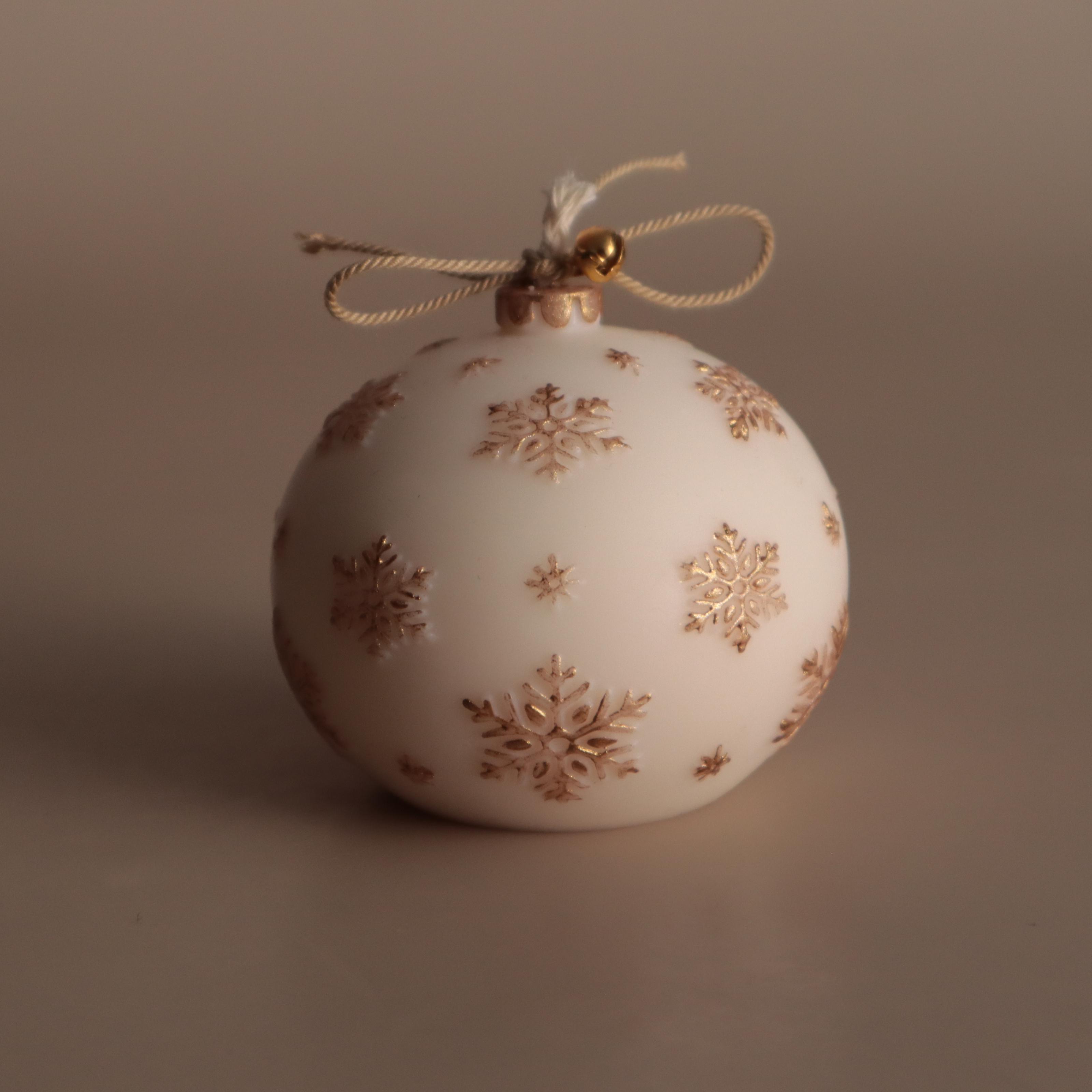 Свеча ароматическая Wax Harmony Новогодний шар снежинка Палочка корицы соевая Белый (1000301210)