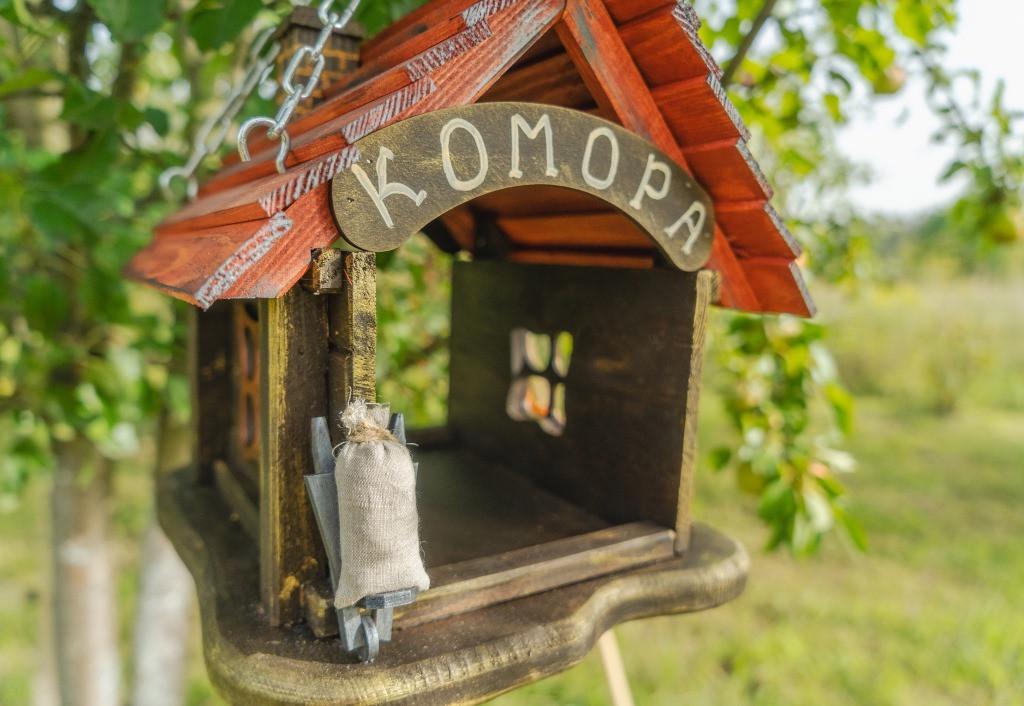 Кормушка для птиц подвесная Комора из древесины 29×27×34 см - фото 5 Кормушка для птиц подвесная Комора из древесины 29×27×34 см - фото 5