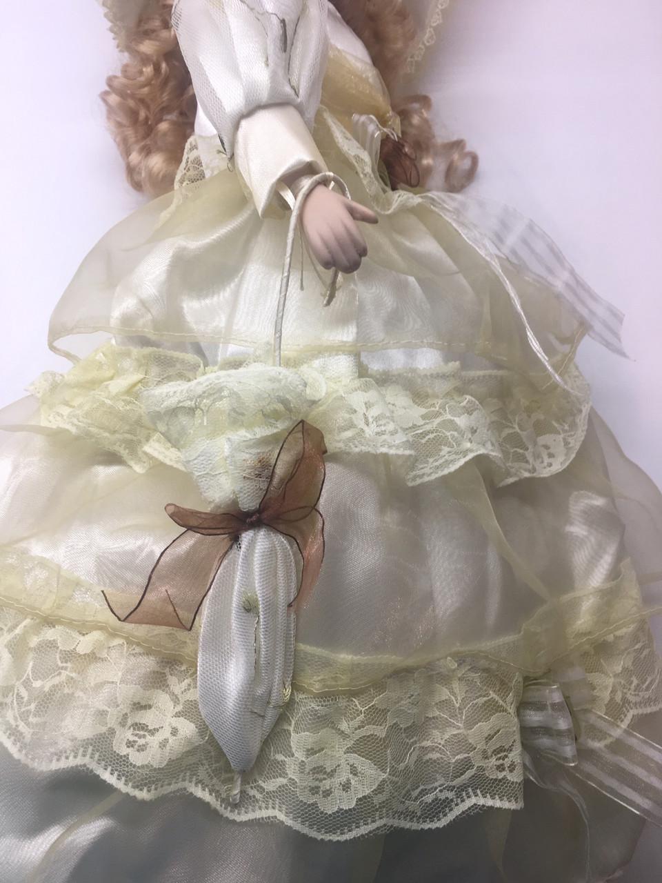 Кукла сувенирная Porcelain doll Каролина фарфоровая 50 см (1303-04) - фото 5