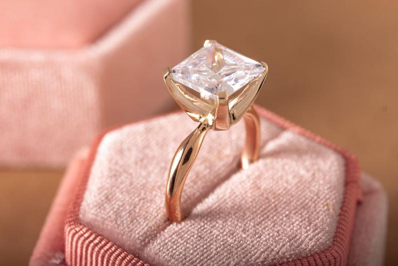 Кільце з червоного та білого золота з квадратним камінцем (2245409419)