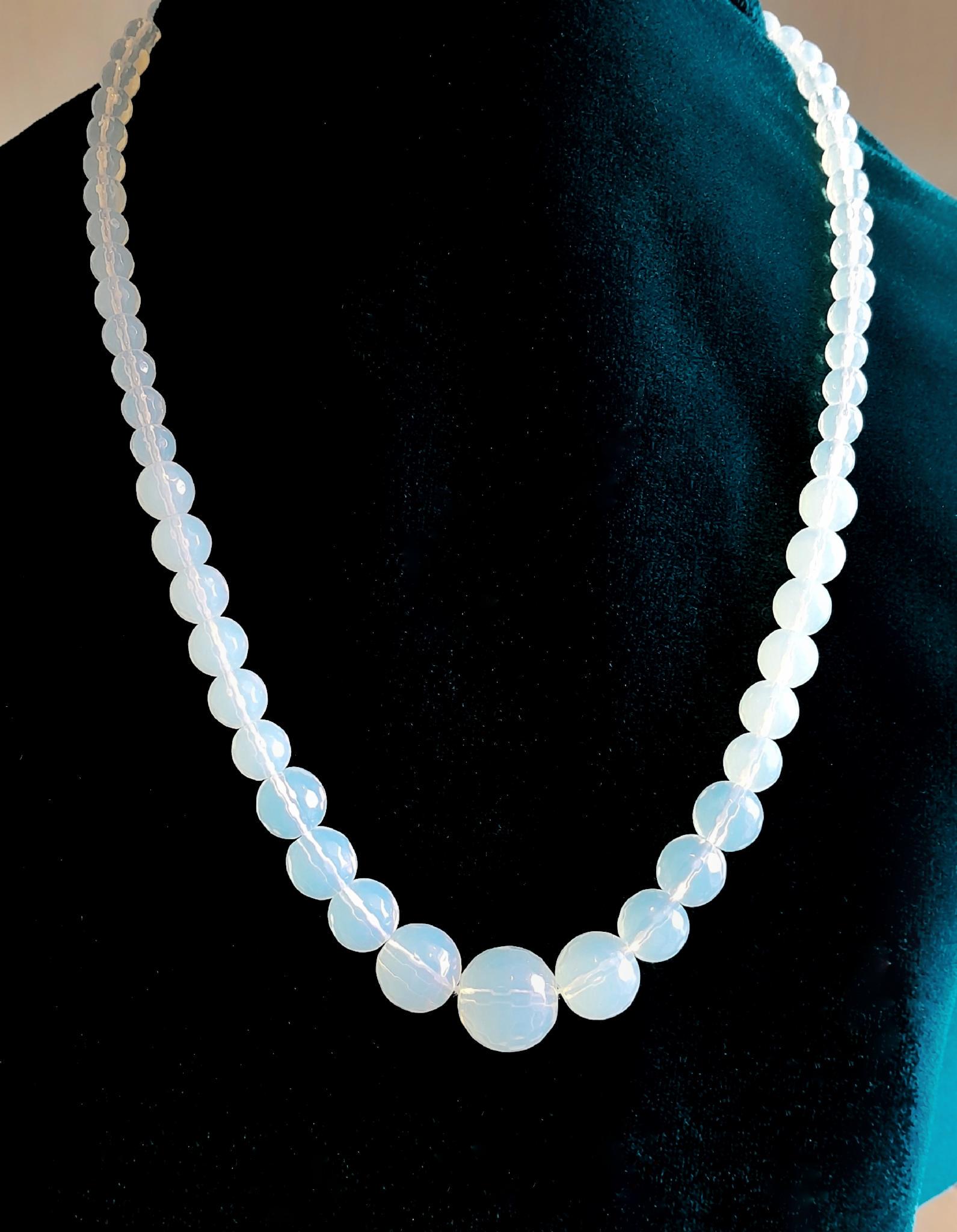 Ожерелье Лунный камень Талисман нежности Ограненные бусины 6-13 мм на шелковой основе со стальной застежкой (10160)