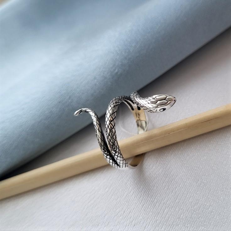 Кольцо из серебра Змея без камней черненое 925 проба р. 18,5 2,91 г (1811)