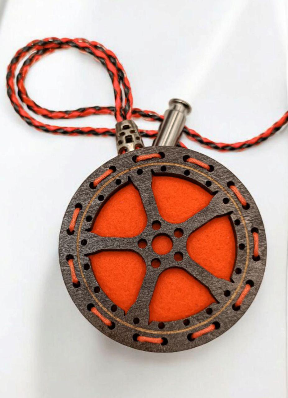 Ароматизатор для авто многоразовый в виде колеса из дерева/войлока и аромапарфюм 10 мл (104) Ароматизатор для авто многоразовый в виде колеса из дерева/войлока и аромапарфюм 10 мл (104)