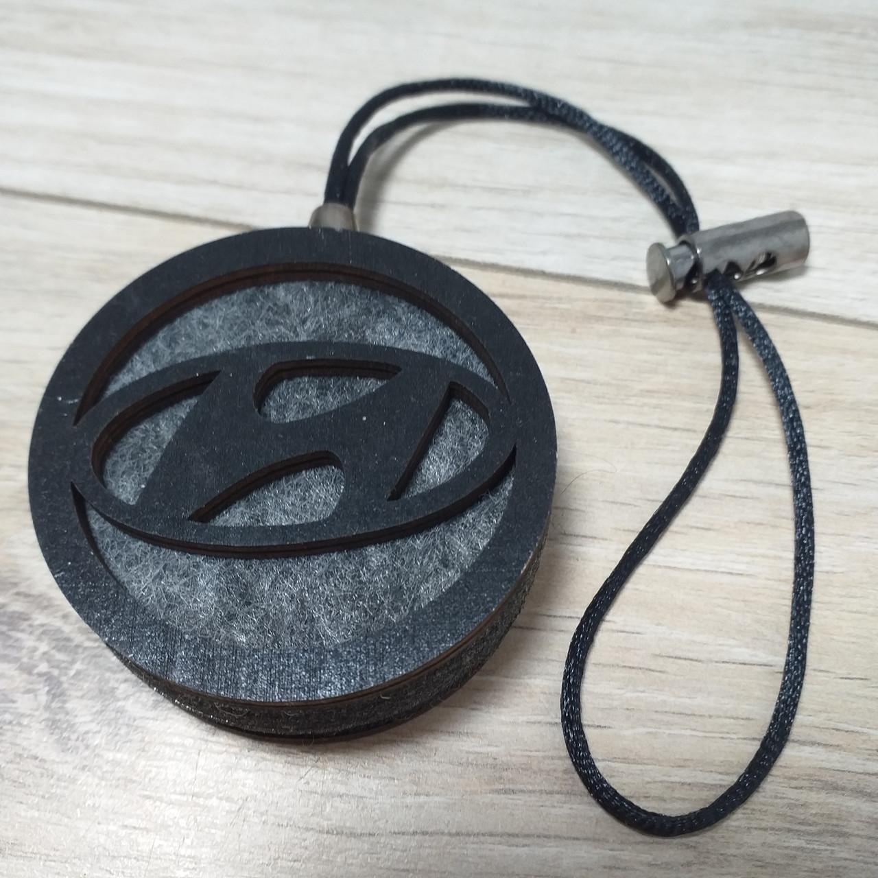 Ароматизатор-підвіска в машину з дерева та повсті для Hyundai без аромату (KG-12343)