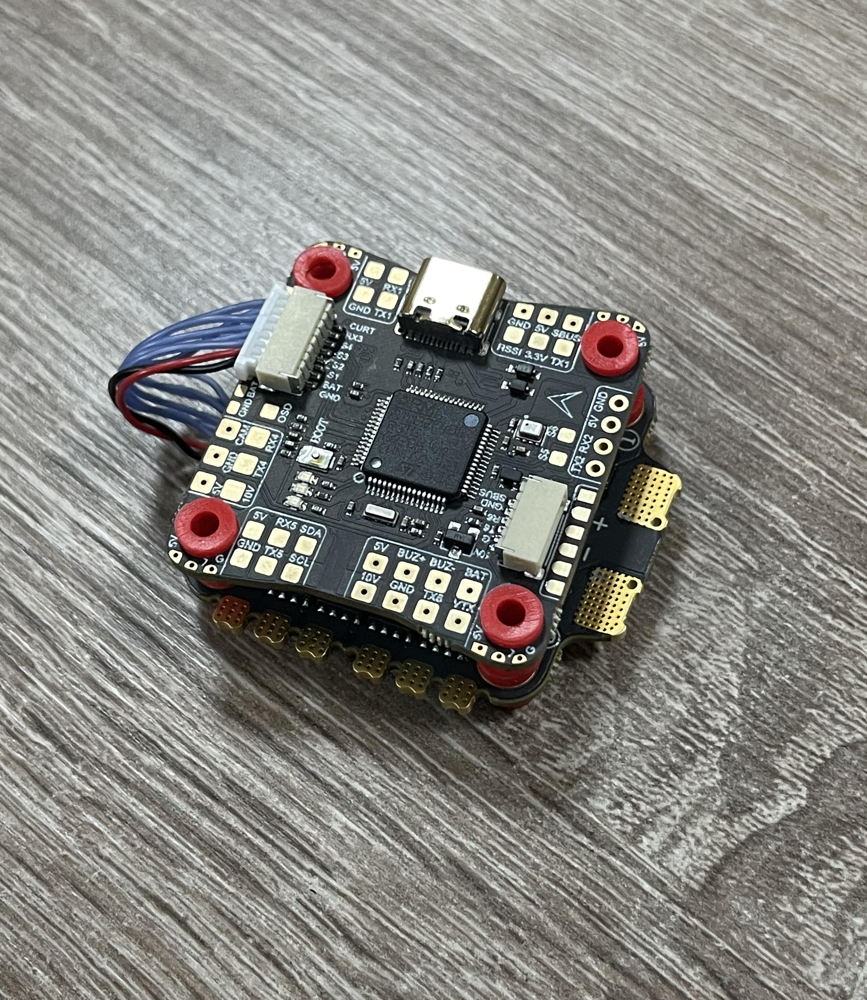 Стек полетный контроллер+регулятор моторов Skystars F405 HD4 3-6S 30X30 + 60A ESC КО60 BLHeli_32 для FPV дронов (00-00027075)