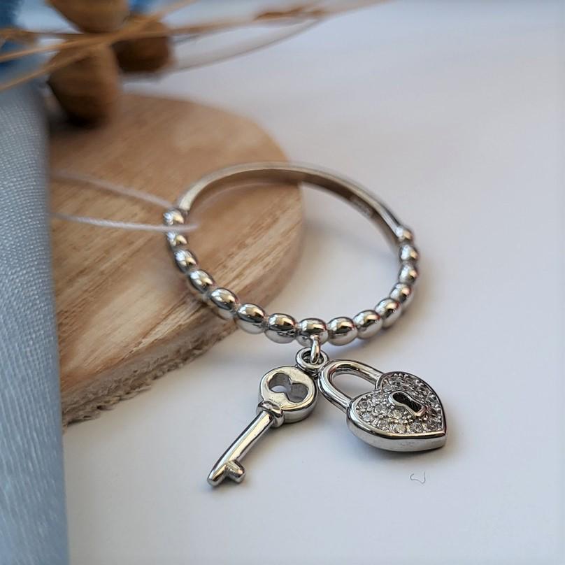 Кольцо женское из серебра ключик и замок в камнях 925 проба р. 18 2,60 г (76229) Кольцо женское из серебра ключик и замок в камнях 925 проба р. 18 2,60 г (76229)