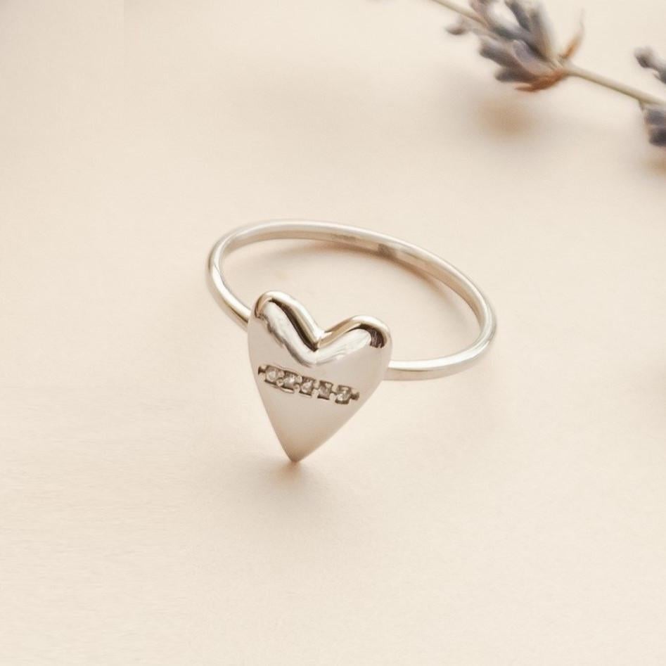 Кольцо серебряное с гладким полированным сердцем и белыми фианитами р. 18