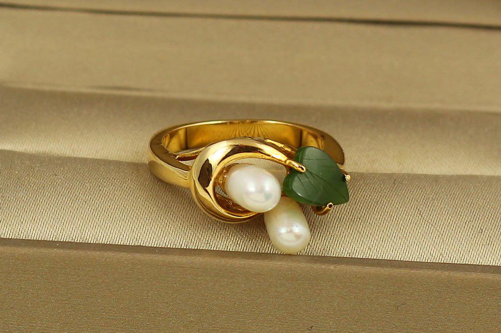 Кольцо две речной жемчужины с нефритом завиток р. 17 Золотистый (29186801)