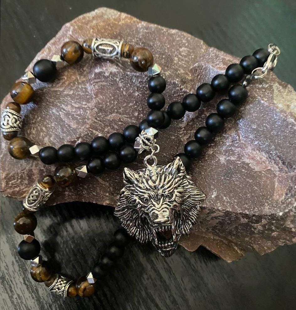 Колье LITAURS из натуральных камней оникс матовый тигровый глаз с металлическими вставками рунами и кулоном голова волка (24075)