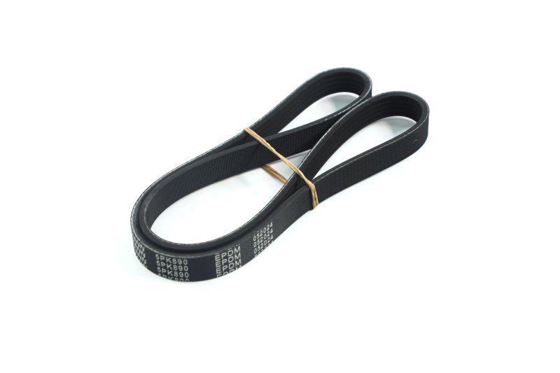 Ремень генератора Denckermann поликлиновой (5PK890)