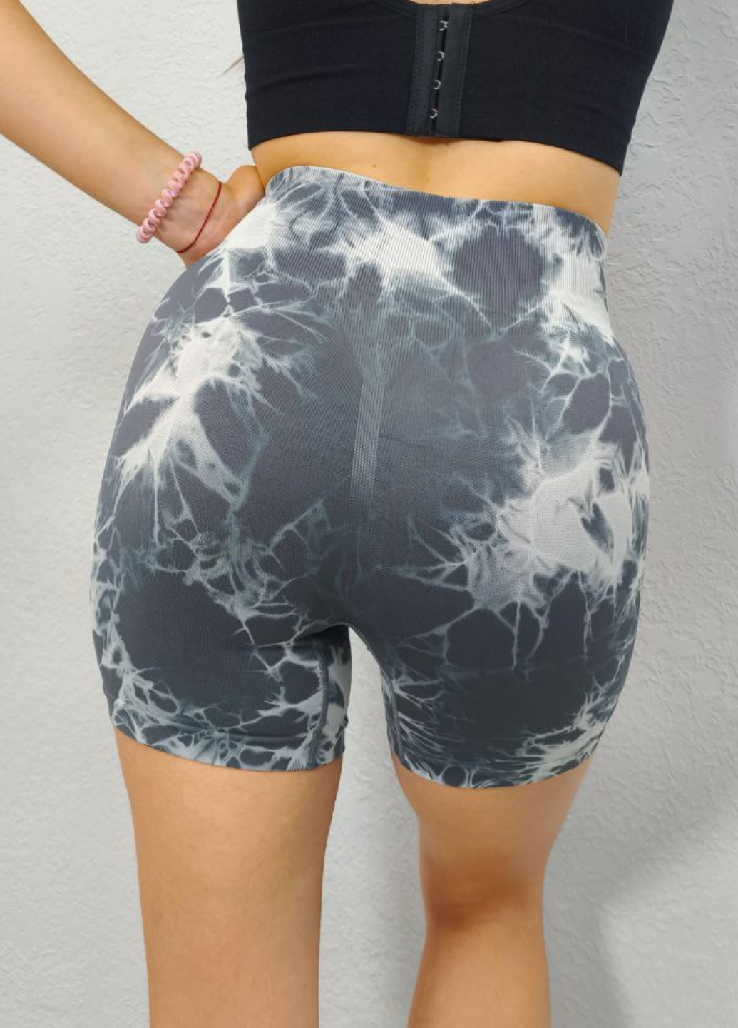 Велосипедки укороченые мраморные с Push Up эффектом для тренировок L Серый с белым (70171/L) - фото 3 Велосипедки укороченые мраморные с Push Up эффектом для тренировок L Серый с белым (70171/L) - фото 3